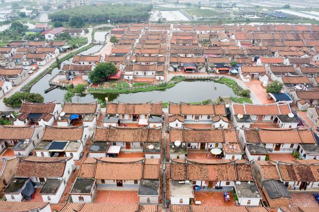 来了都迷路的村落长啥样,他的道路并不复杂,只是房子全都一样!休闲区蓝鸢梦想 - Www.slyday.coM 来了都迷路的村落长啥样,他的道路并不复杂,只是房子全都一样!休闲区蓝鸢梦想 - Www.slyday.coM