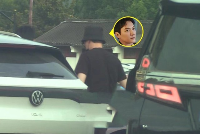 冯绍峰横店带娃吃饭，3岁想想大眼圆脸超可爱，妈妈颖宝也在横店休闲区蓝鸢梦想 - Www.slyday.coM