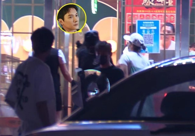 冯绍峰横店带娃吃饭，3岁想想大眼圆脸超可爱，妈妈颖宝也在横店休闲区蓝鸢梦想 - Www.slyday.coM