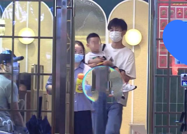 冯绍峰横店带娃吃饭，3岁想想大眼圆脸超可爱，妈妈颖宝也在横店休闲区蓝鸢梦想 - Www.slyday.coM