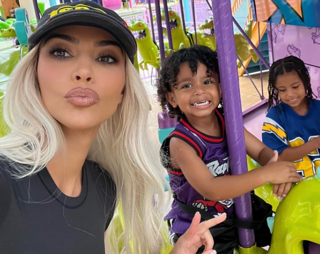 金卡戴珊晒姐妹合影，祝39岁科勒生日快乐！一起离婚，越来越美休闲区蓝鸢梦想 - Www.slyday.coM