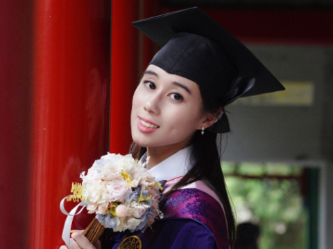 23岁何超欣清华硕士毕业,穿硕士服气质清丽,豪门学霸