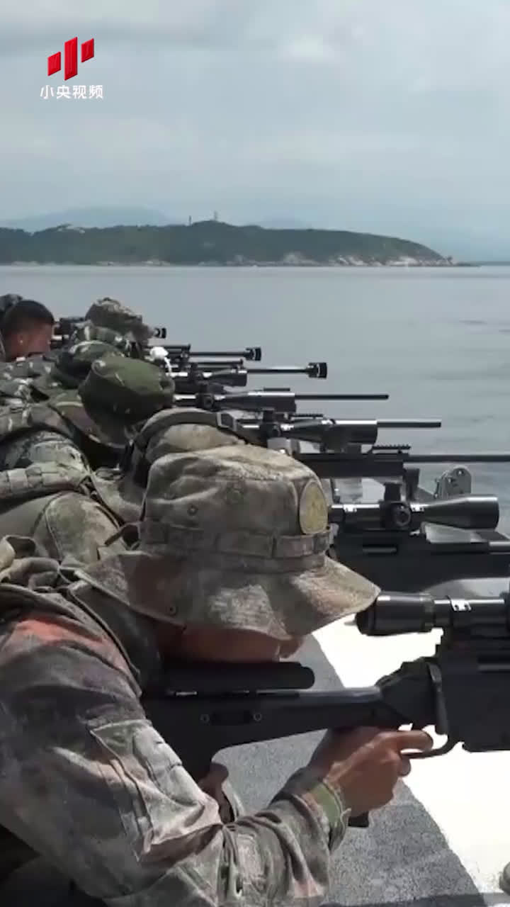 全程高能直击解放军蛙人部队演练解救被劫商船小央视频