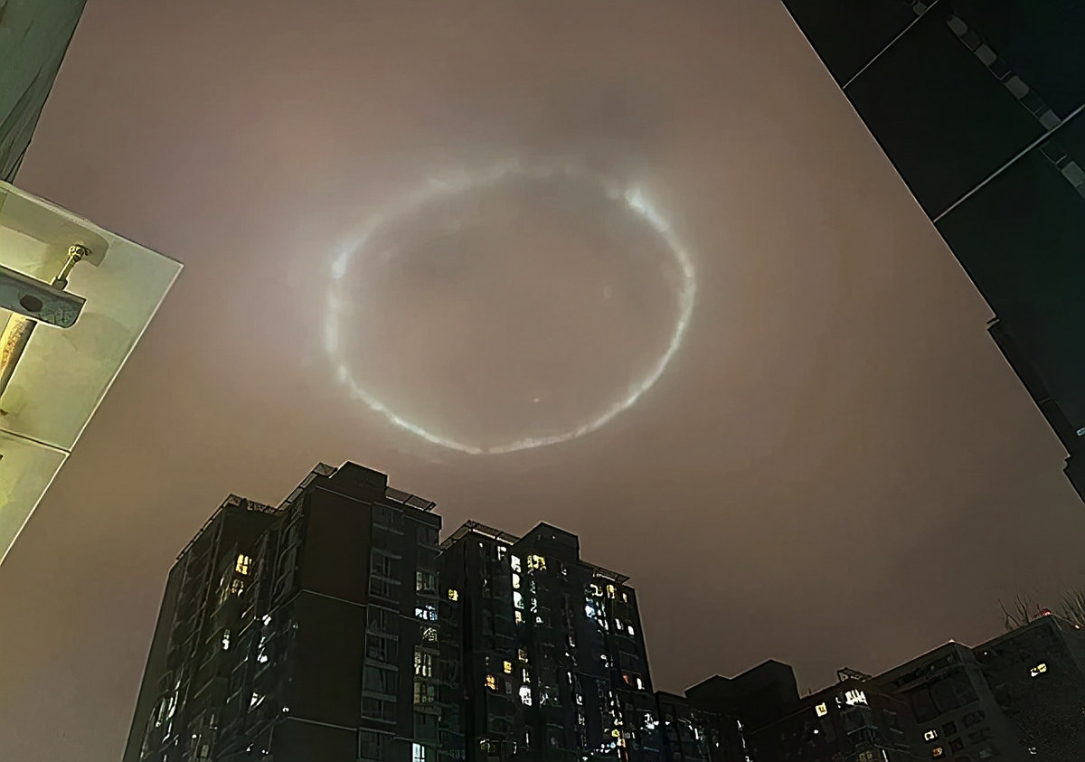 石家庄夜空出现巨型方形阴影,悬浮在云层上,究竟是什么?休闲区蓝鸢梦想 - Www.slyday.coM 石家庄夜空出现巨型方形阴影,悬浮在云层上,究竟是什么?休闲区蓝鸢梦想 - Www.slyday.coM