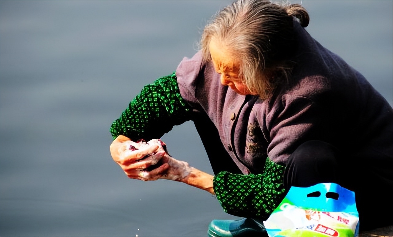 儿子要接母亲养老，被母亲拒绝，“俺不是亲妈！”休闲区蓝鸢梦想 - Www.slyday.coM