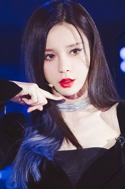 欧阳娜娜变身猫系少女，猫眼眼线好抢眼，热巴的“镂空眼线”更美休闲区蓝鸢梦想 - Www.slyday.coM