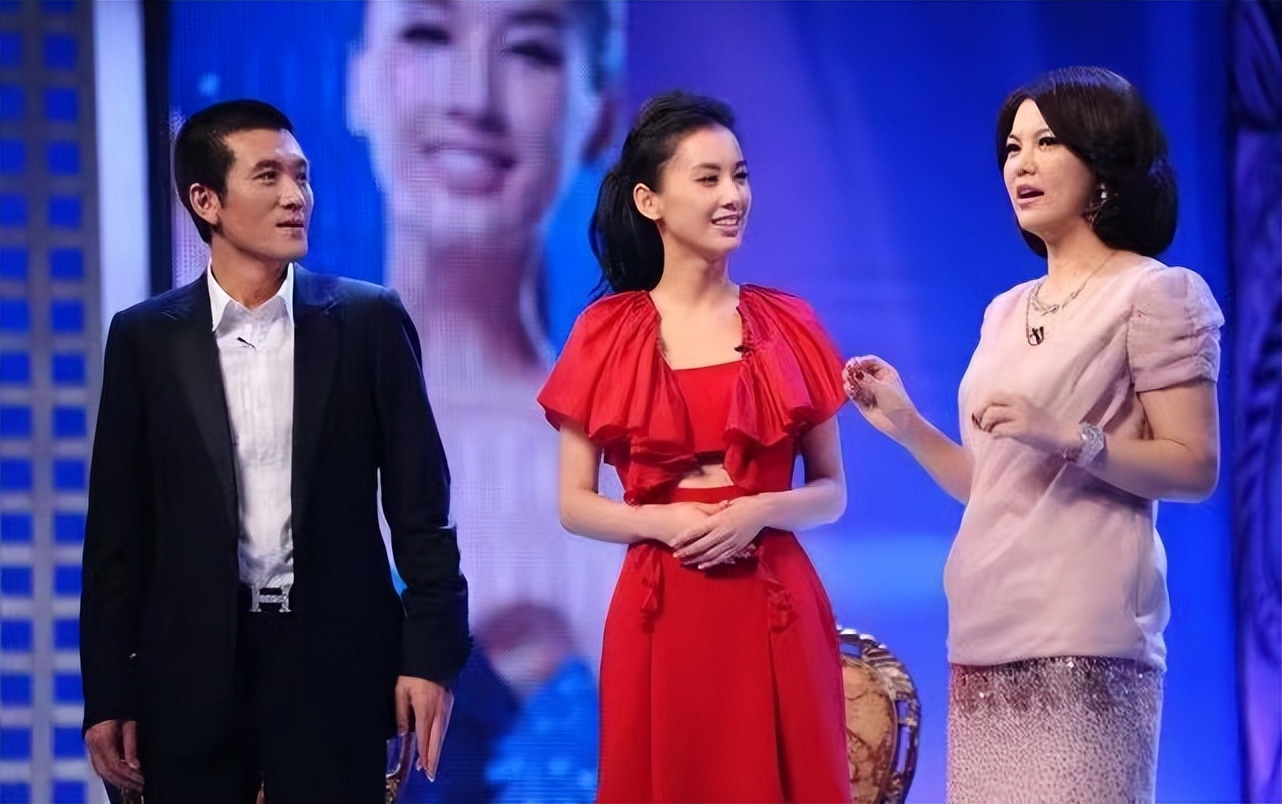 黄圣依夫妇罕见合体穿红裙大方露胃杨子企业家打扮好自信