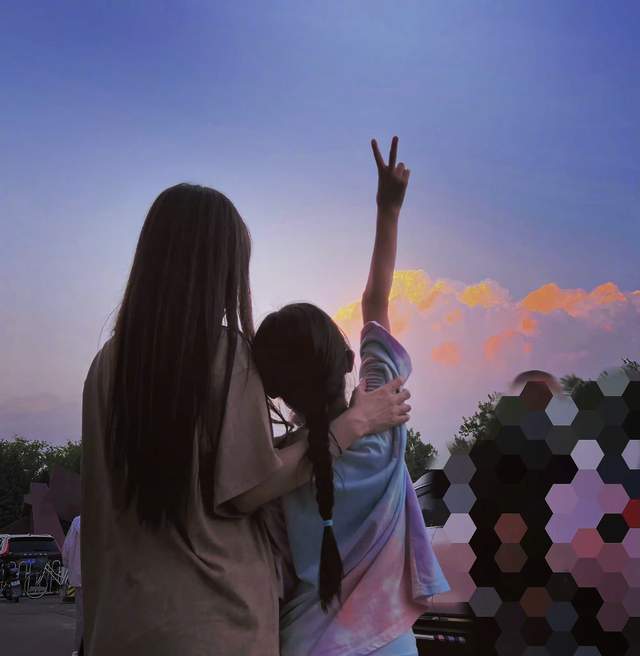 41岁的李小璐穿白背心玩滑板，宛如少女，带婚戒疑似和贾乃亮复婚休闲区蓝鸢梦想 - Www.slyday.coM