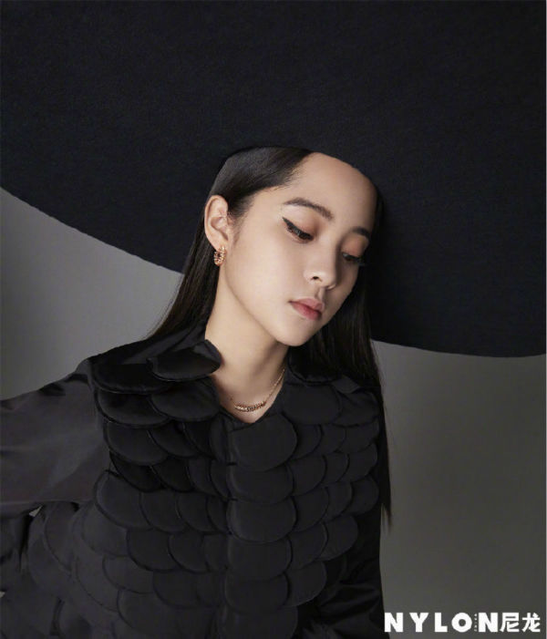 欧阳娜娜变身猫系少女，猫眼眼线好抢眼，热巴的“镂空眼线”更美休闲区蓝鸢梦想 - Www.slyday.coM