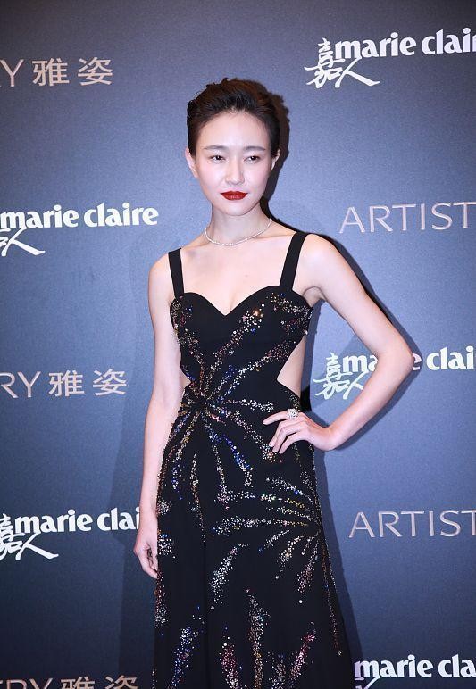 焦俊艳也有这么妩媚的时候，一袭黑色吊带裙还是镂空的，真美休闲区蓝鸢梦想 - Www.slyday.coM