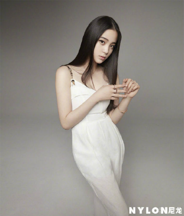 欧阳娜娜变身猫系少女，猫眼眼线好抢眼，热巴的“镂空眼线”更美休闲区蓝鸢梦想 - Www.slyday.coM