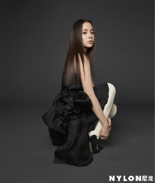 欧阳娜娜变身猫系少女，猫眼眼线好抢眼，热巴的“镂空眼线”更美休闲区蓝鸢梦想 - Www.slyday.coM