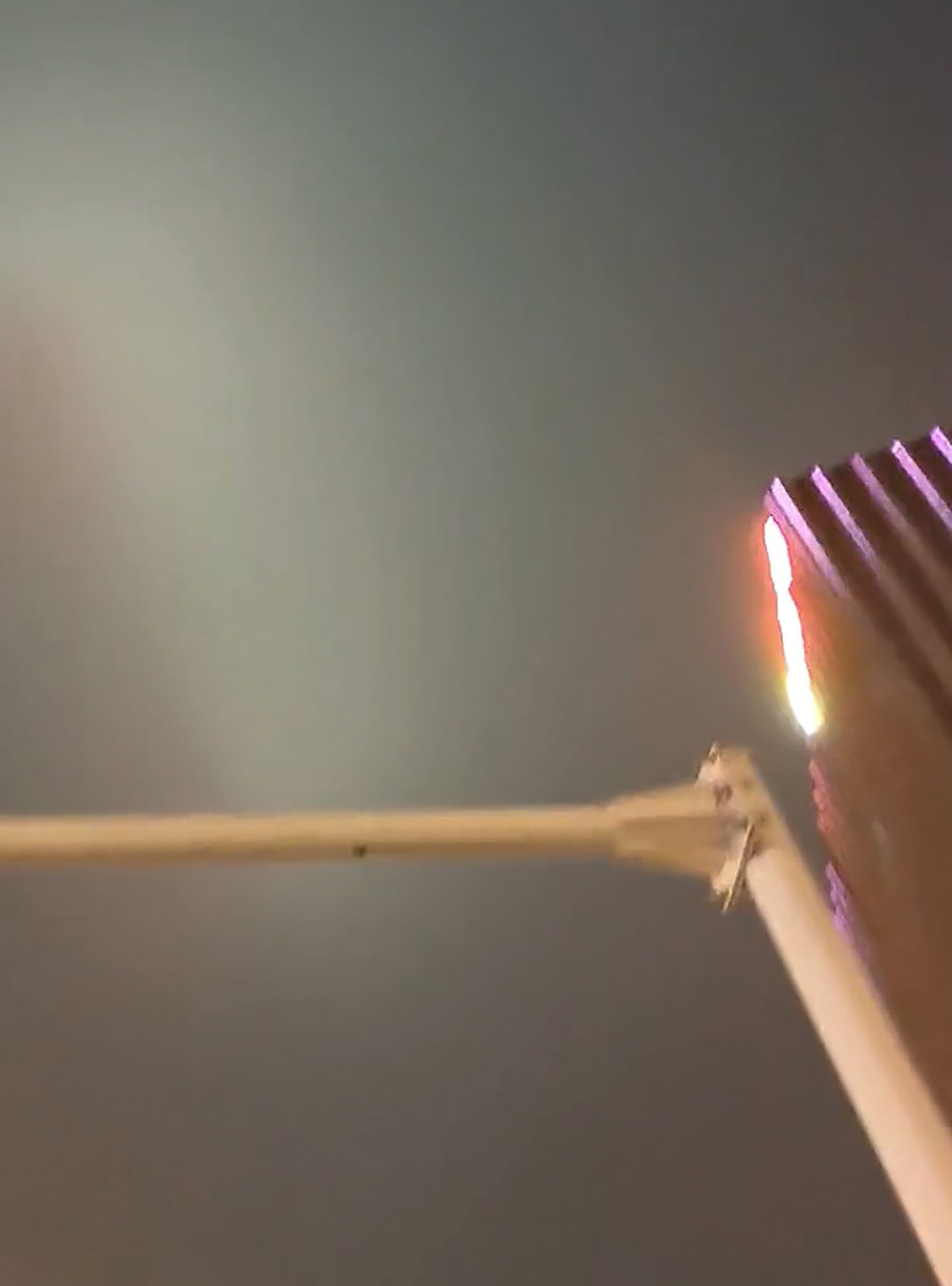 石家庄夜空出现巨型方形阴影,悬浮在云层上,究竟是什么?休闲区蓝鸢梦想 - Www.slyday.coM 石家庄夜空出现巨型方形阴影,悬浮在云层上,究竟是什么?休闲区蓝鸢梦想 - Www.slyday.coM