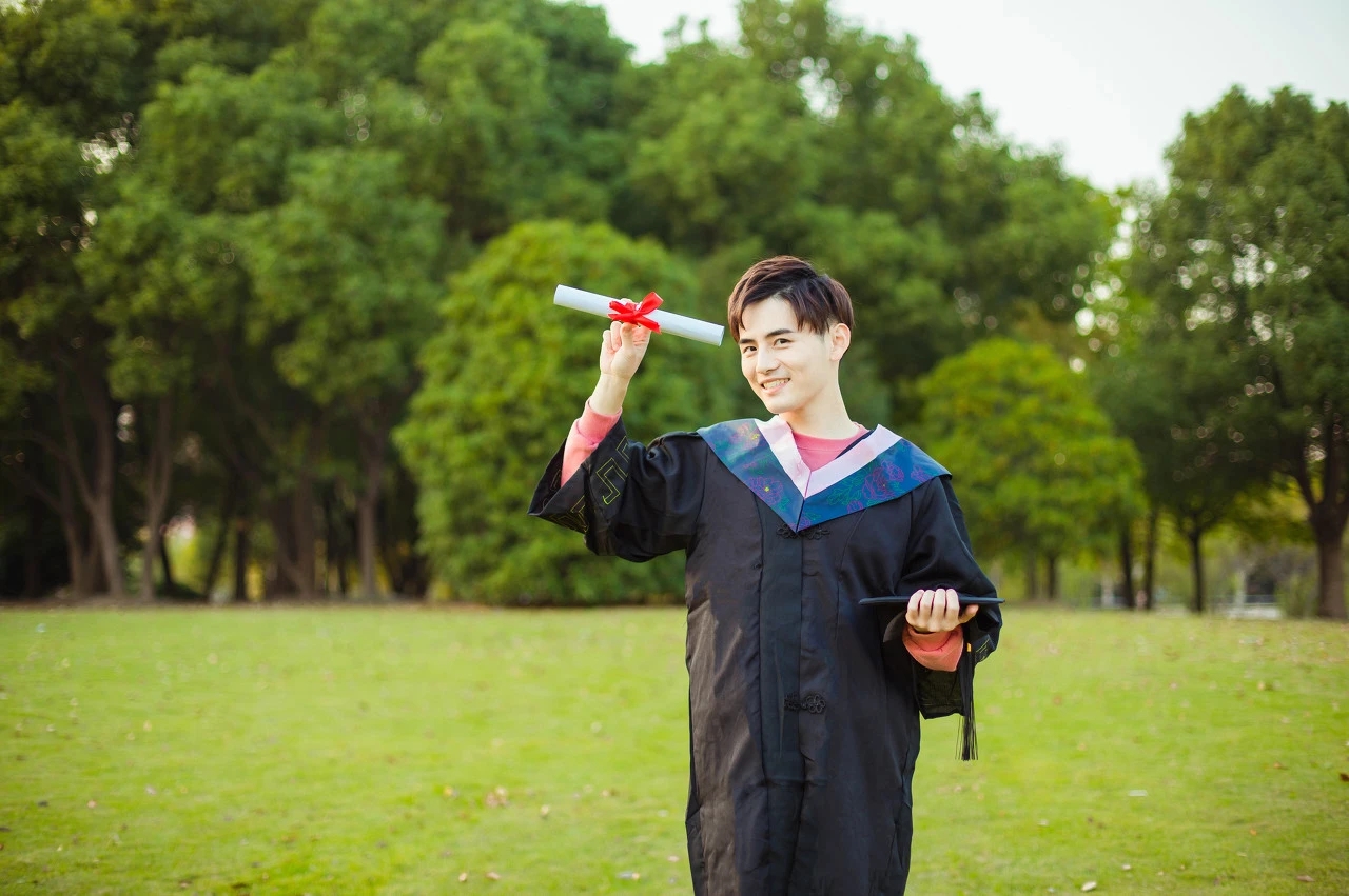 且慢嘲笑"专科生没资格穿学士服拍毕业照"