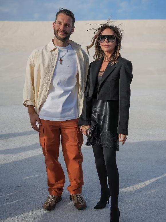 「贝嫂」维多利亚摆「扑克脸」看秀,全身黑造型展现强大时尚气场休闲区蓝鸢梦想 - Www.slyday.coM 「贝嫂」维多利亚摆「扑克脸」看秀,全身黑造型展现强大时尚气场休闲区蓝鸢梦想 - Www.slyday.coM