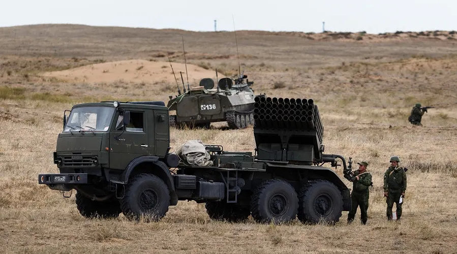 俄乌冲突中的多管火箭炮直击bm21冰雹火箭炮地毯式轰炸战斗效率极高to