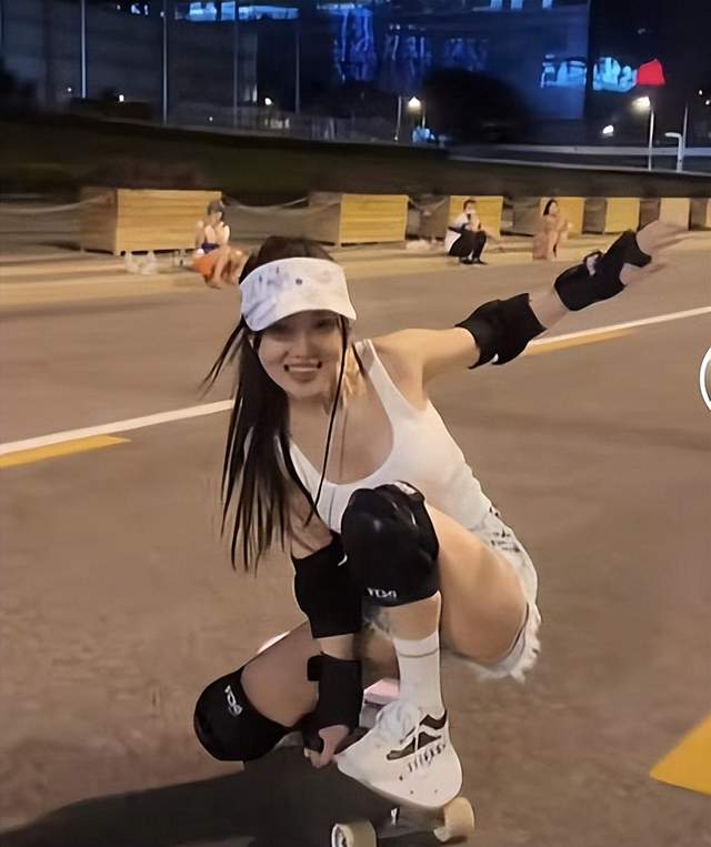 41岁的李小璐穿白背心玩滑板，宛如少女，带婚戒疑似和贾乃亮复婚休闲区蓝鸢梦想 - Www.slyday.coM