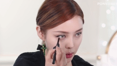 欧阳娜娜变身猫系少女，猫眼眼线好抢眼，热巴的“镂空眼线”更美休闲区蓝鸢梦想 - Www.slyday.coM