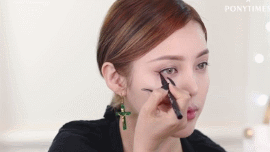 欧阳娜娜变身猫系少女，猫眼眼线好抢眼，热巴的“镂空眼线”更美休闲区蓝鸢梦想 - Www.slyday.coM