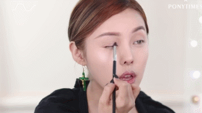 欧阳娜娜变身猫系少女，猫眼眼线好抢眼，热巴的“镂空眼线”更美休闲区蓝鸢梦想 - Www.slyday.coM