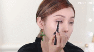 欧阳娜娜变身猫系少女，猫眼眼线好抢眼，热巴的“镂空眼线”更美休闲区蓝鸢梦想 - Www.slyday.coM