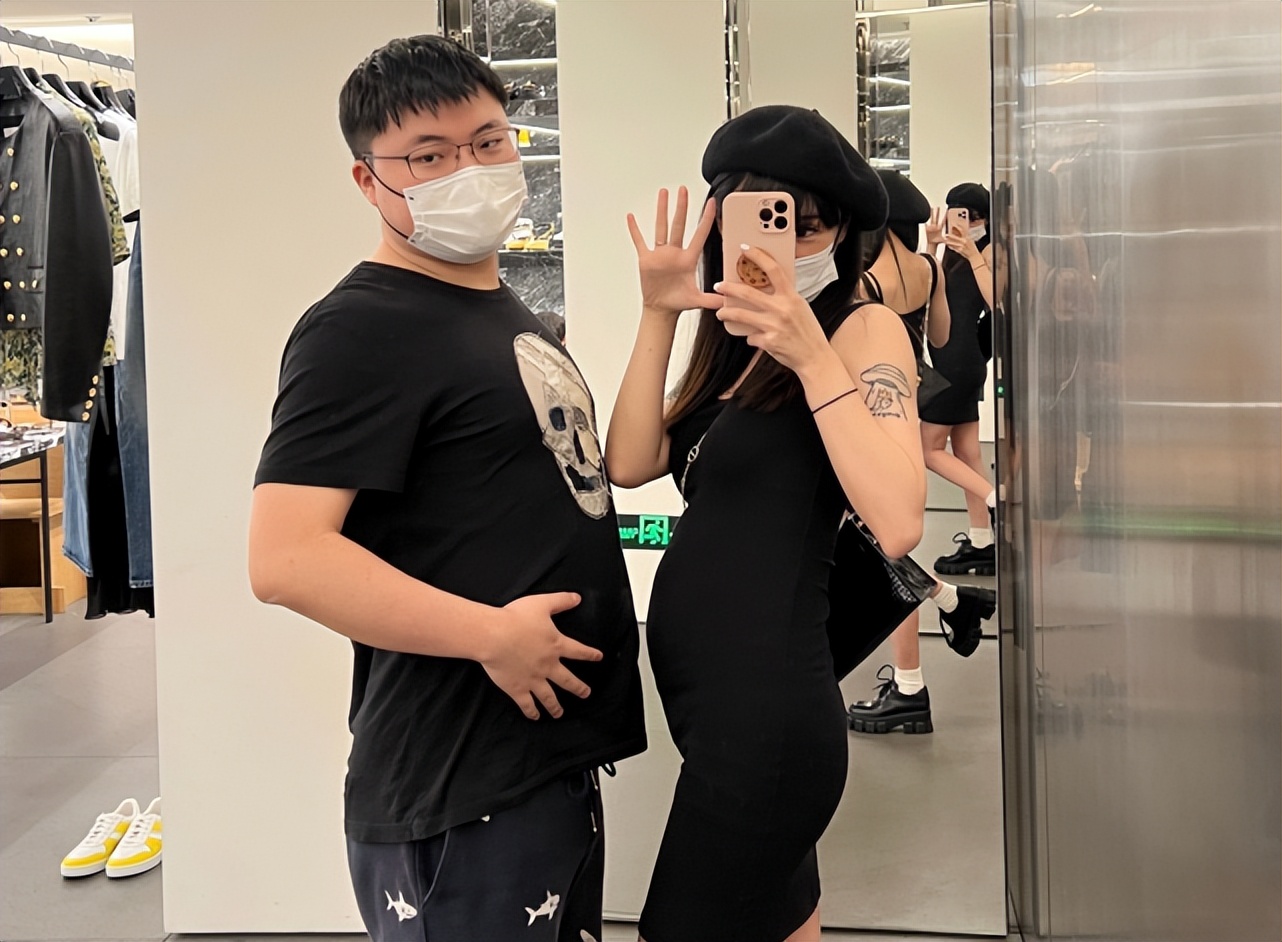 直到在去年10月18日uzi在好友的见证下跟女友求婚,而婷婷那一声"我