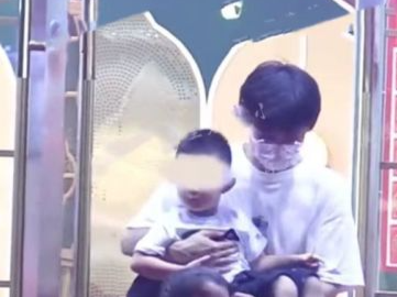 冯绍峰横店带娃吃饭，3岁想想大眼圆脸超可爱，妈妈颖宝也在横店休闲区蓝鸢梦想 - Www.slyday.coM