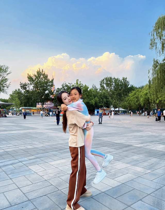 41岁的李小璐穿白背心玩滑板，宛如少女，带婚戒疑似和贾乃亮复婚休闲区蓝鸢梦想 - Www.slyday.coM