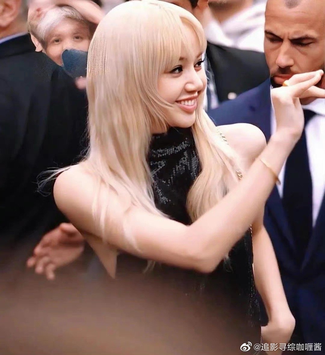 来看lisa活动生图状态笑起来好可爱人间芭比lisa