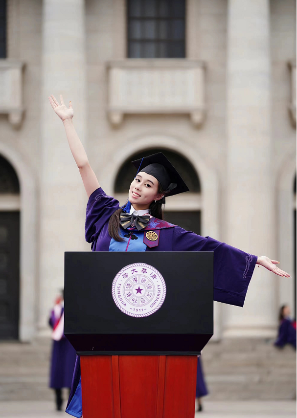 赌王小女儿清华毕业照美出圈穿学士服名媛坐姿抢眼身材好瘦啊