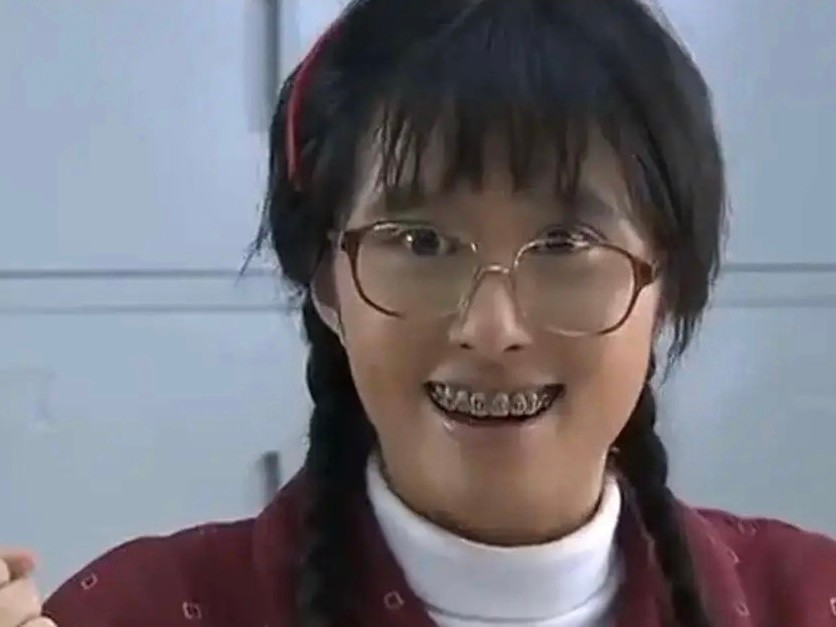 辫,在穿上暗红色的印花的土气的外套,简直就是一个土里土气的大傻妞