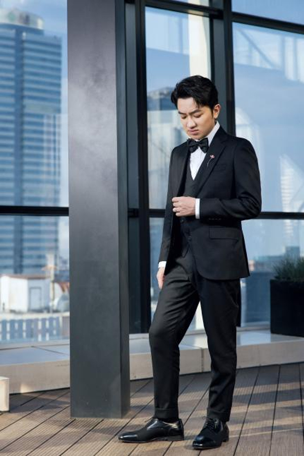 我们的紫荆花云歌会精彩上演王祖蓝深情诠释狮子山精神