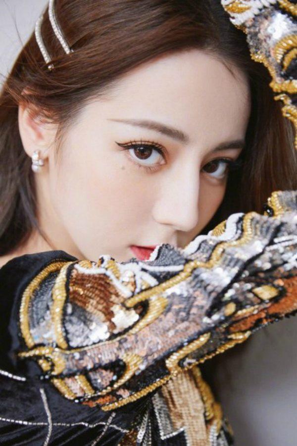 欧阳娜娜变身猫系少女，猫眼眼线好抢眼，热巴的“镂空眼线”更美休闲区蓝鸢梦想 - Www.slyday.coM