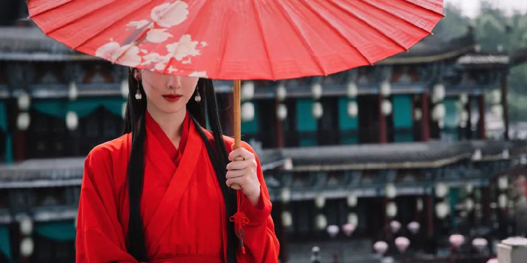 陈都灵的古装穿搭太美了左手油纸伞右手团扇遮面温文尔雅