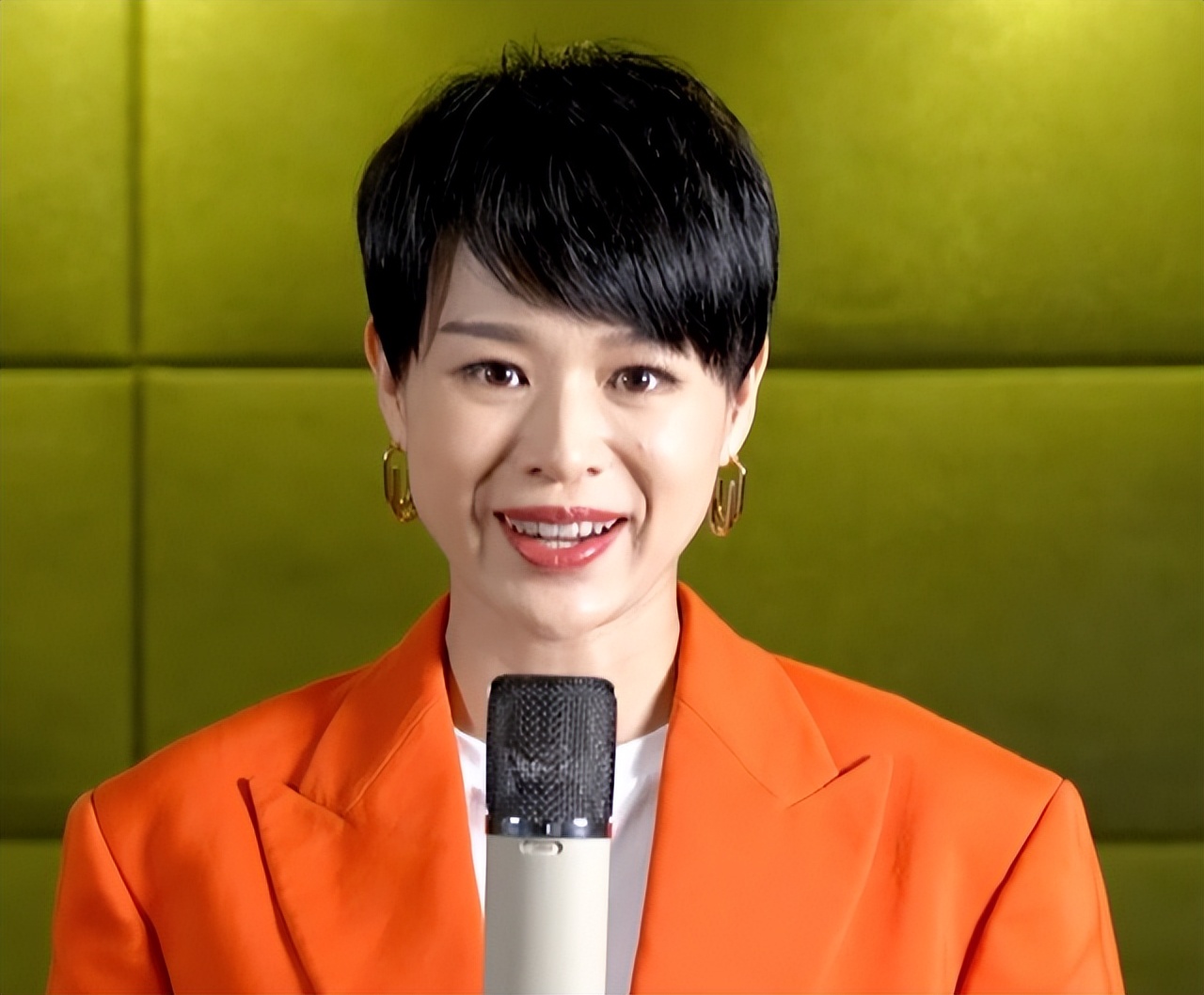 香港回归25年云歌会,当老去的星爷成龙祝福香港,爱国情怀破防了休闲区蓝鸢梦想 - Www.slyday.coM 香港回归25年云歌会,当老去的星爷成龙祝福香港,爱国情怀破防了休闲区蓝鸢梦想 - Www.slyday.coM