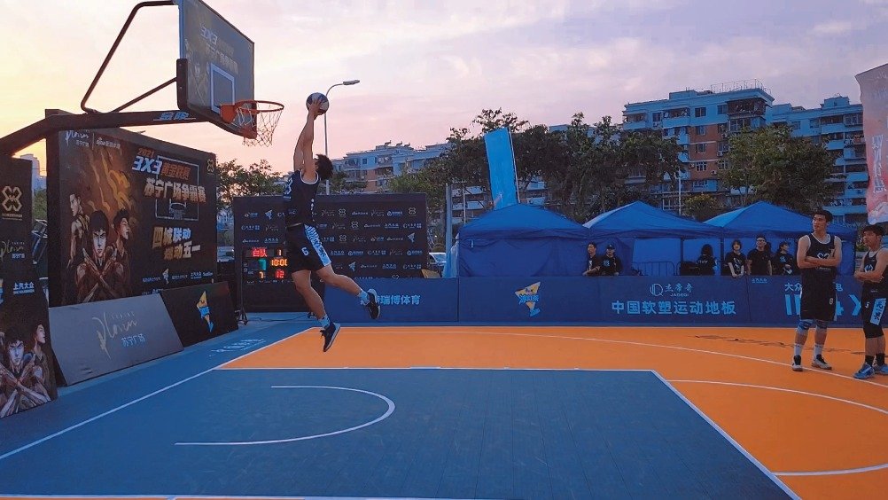 夕阳下的扣篮,便是那最美的身影