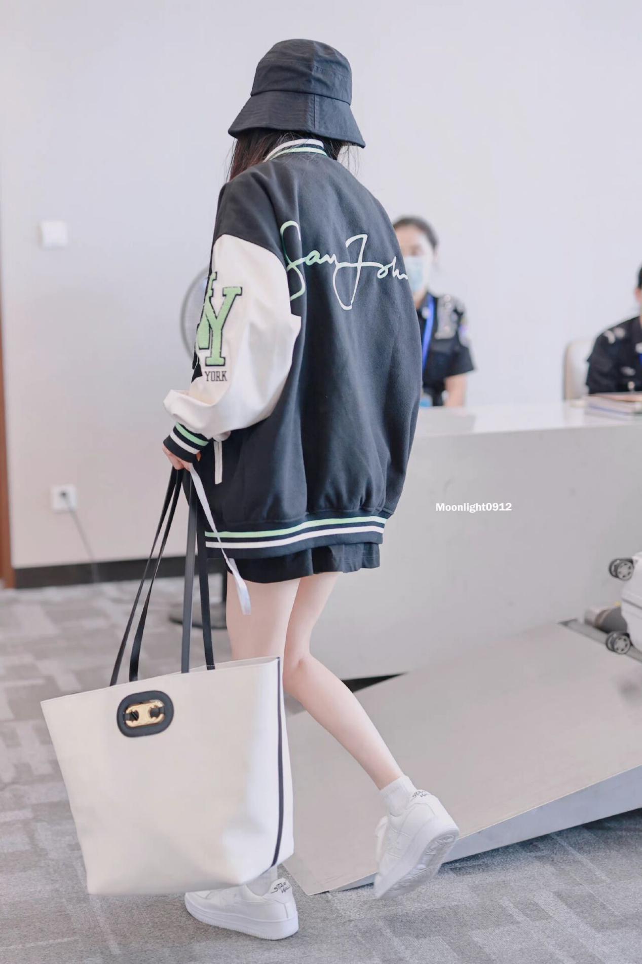 杨幂带火了一种穿搭叫“上面去运动,下面去约会”,高级又吸睛休闲区蓝鸢梦想 - Www.slyday.coM 杨幂带火了一种穿搭叫“上面去运动,下面去约会”,高级又吸睛休闲区蓝鸢梦想 - Www.slyday.coM