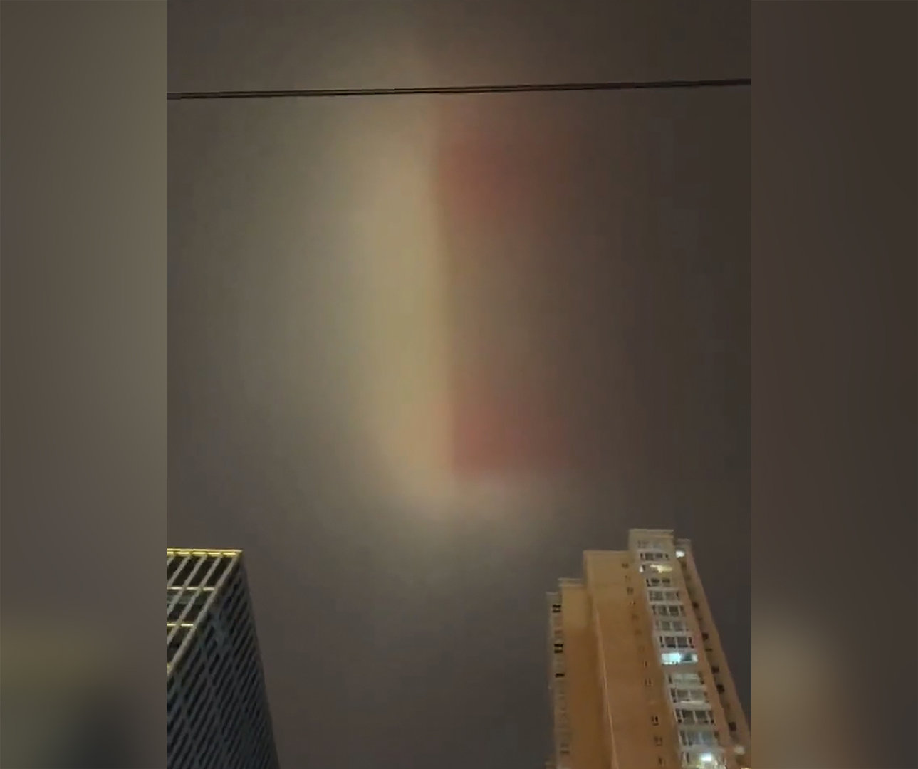 石家庄夜空出现巨型方形阴影,悬浮在云层上,究竟是什么?休闲区蓝鸢梦想 - Www.slyday.coM 石家庄夜空出现巨型方形阴影,悬浮在云层上,究竟是什么?休闲区蓝鸢梦想 - Www.slyday.coM