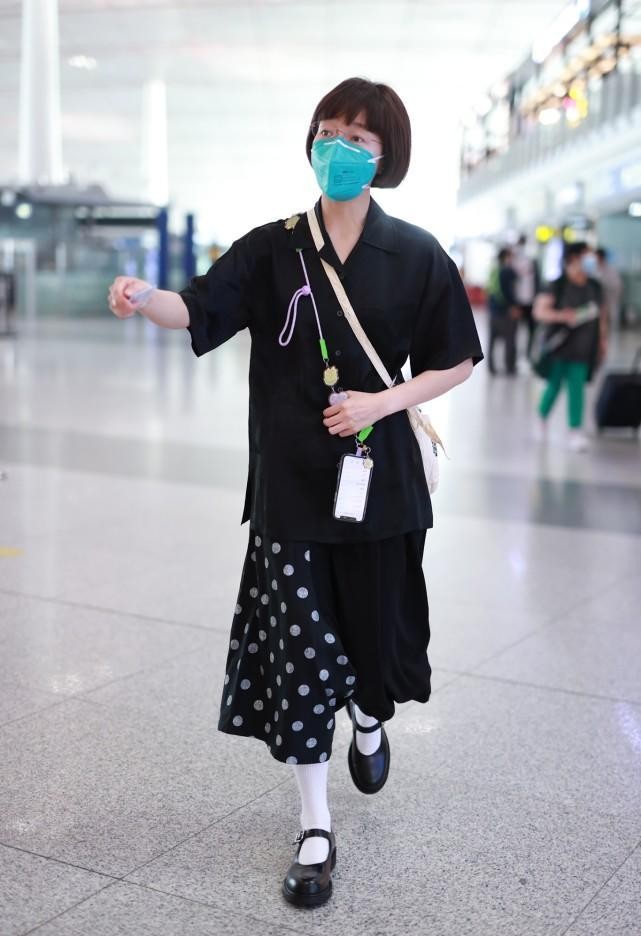 焦俊艳也有这么妩媚的时候，一袭黑色吊带裙还是镂空的，真美休闲区蓝鸢梦想 - Www.slyday.coM