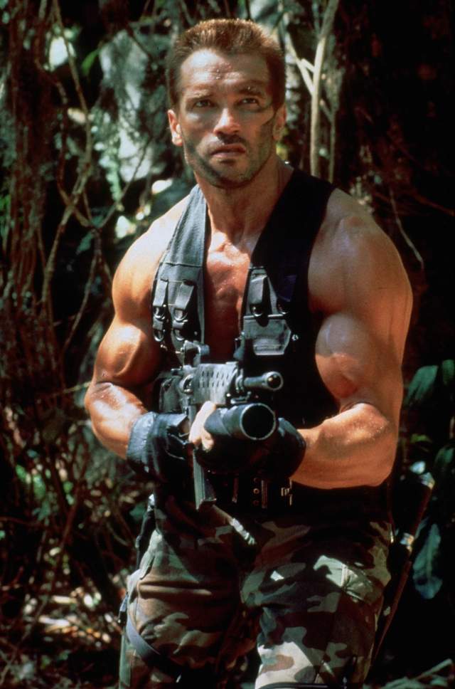 铁血战士成真喷射战士阿诺德施瓦辛格猛男也会拉裤子