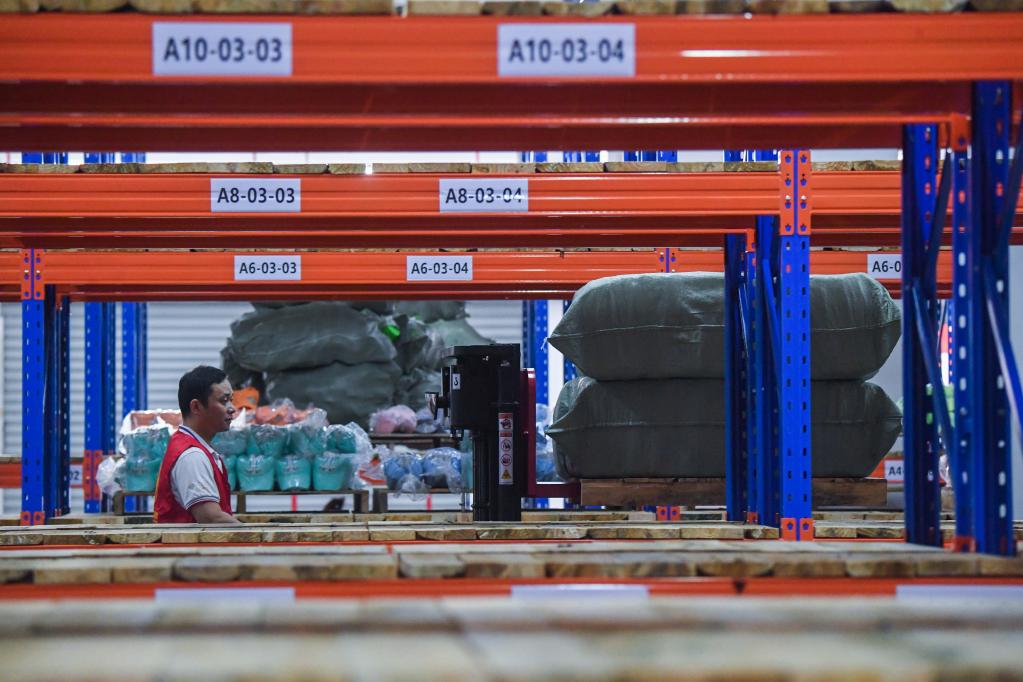 　　6月27日，在义乌市苏溪镇爱德玛电商园的“小众云仓”站点内，工作人员在搬运等待发货的电商货物。新华社记者徐昱 摄