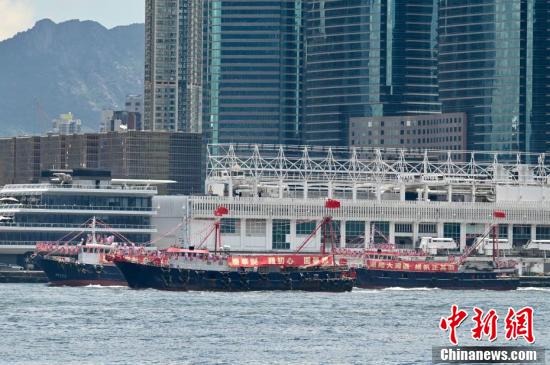 （庆祝香港回归祖国25周年）香港巴士、的士及渔船巡游庆回归休闲区蓝鸢梦想 - Www.slyday.coM