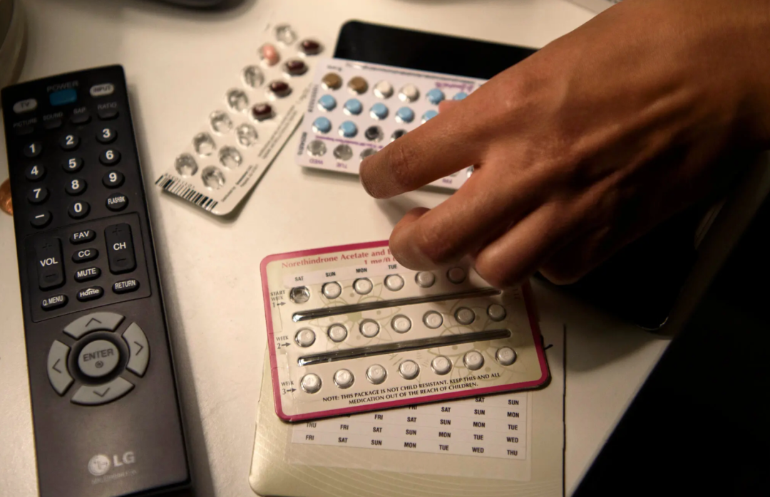 ▲美国女性正在储存避孕药和堕胎药。来源：红星新闻