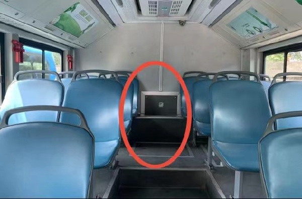 车厢最后排中间如没有设立座位,请不要坐在此处.