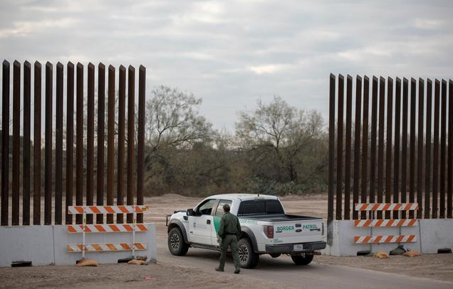 ▲美国得州边境城市伊格尔帕斯，巡逻人员走在新建的边境墙边