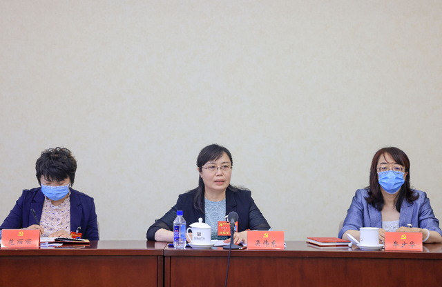 在西城团讨论中,来自一六一中学的吴伟东代表结合市委中心工作建言"双