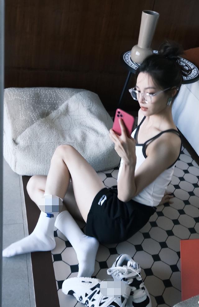 钟楚曦穿吊带短裤秀好身材领口太大露事业线皮肤白嫩双腿细长