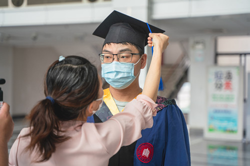 太励志！六岁不幸失去右臂，这个小伙将自己修炼成“六边形战士”，单手写代码勇夺冠军，还找到了心仪工作！休闲区蓝鸢梦想 - Www.slyday.coM