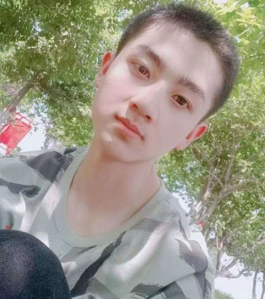 思洁@岳智宇@何嘉乐@朱梓雯@石果年轻人你的青春需要一身军装特别声明