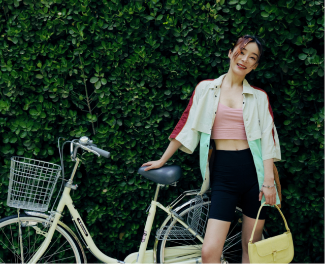 袁姗姗街边骑自行车穿运动内衣马甲线抢镜手提4千元包太洋气